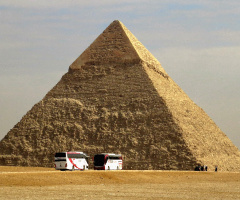 Piramit ve otobüsler
