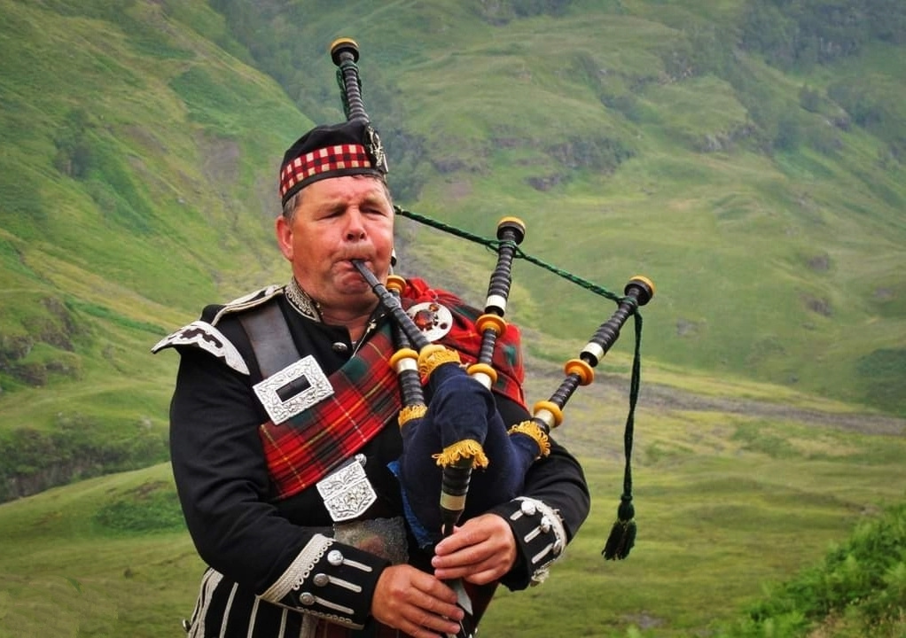 SCOTTISH PIPER