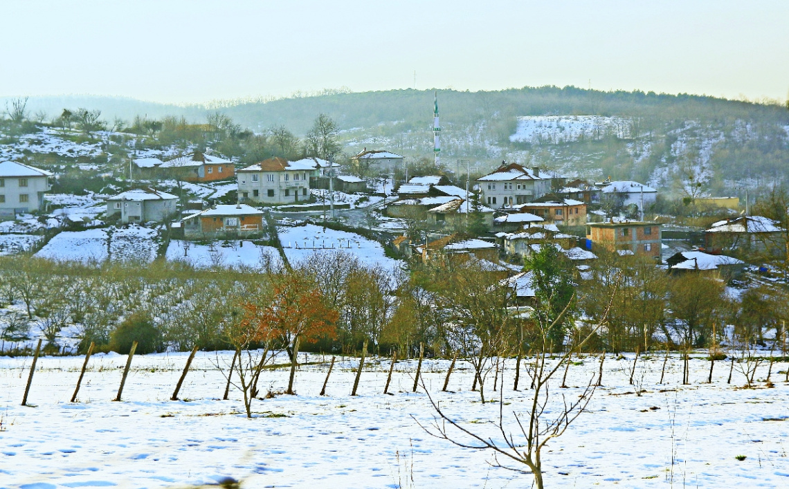 ORADA BİR KÖY VAR UZAKTA