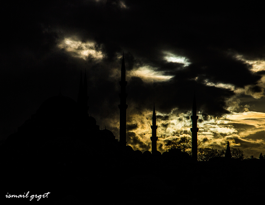 Hergün 5 Vakit En Güzele Çağırır Seni Minareler...