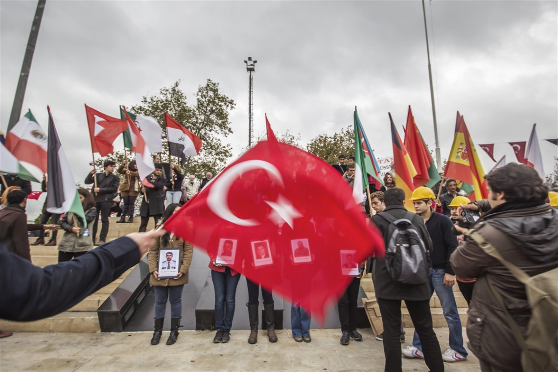 ŞEHİTLER VE BAYRAK