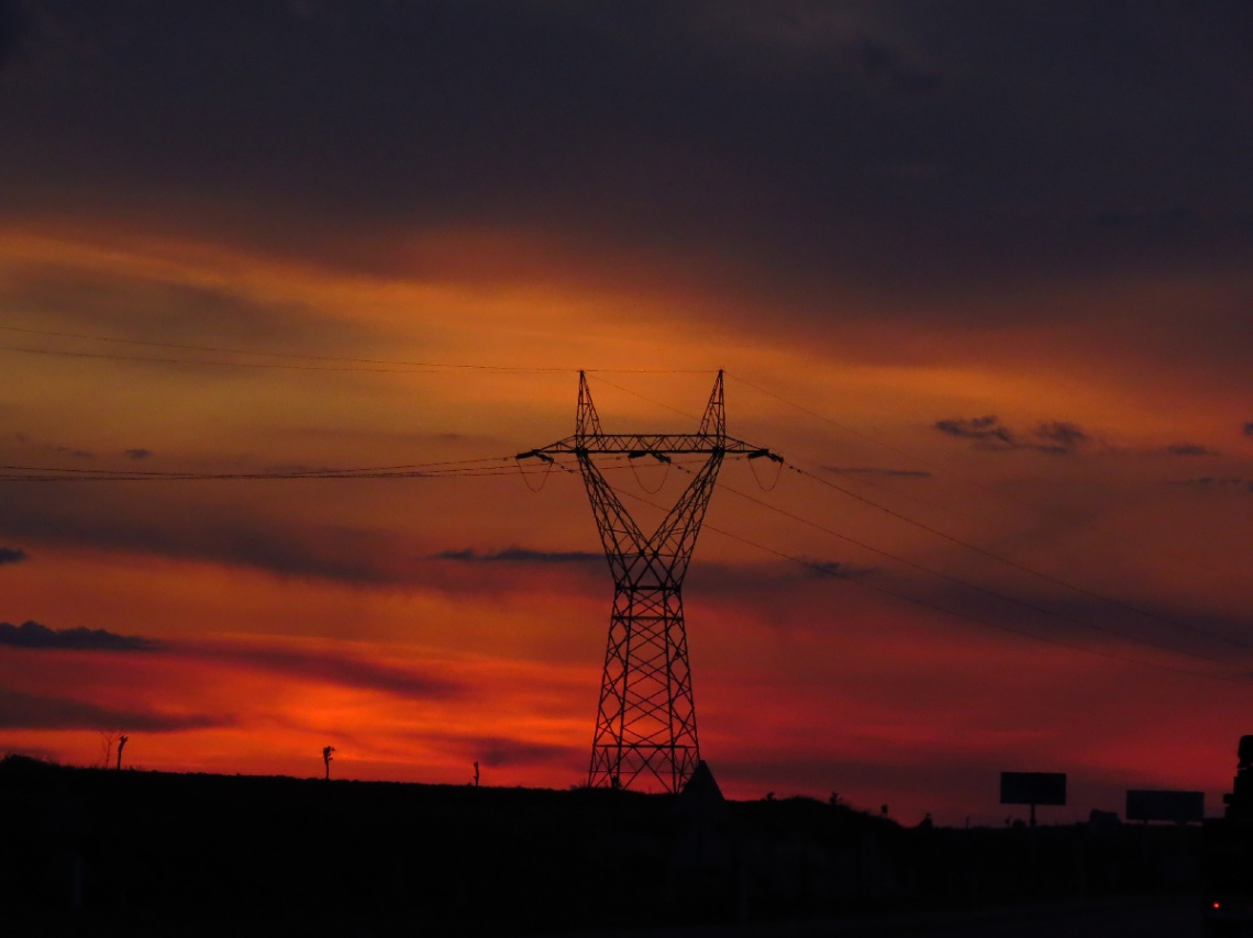 Gün batımında Elektrik Direkleri