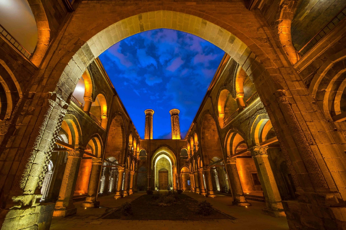 Çifte minareli medrese / Erzurum..