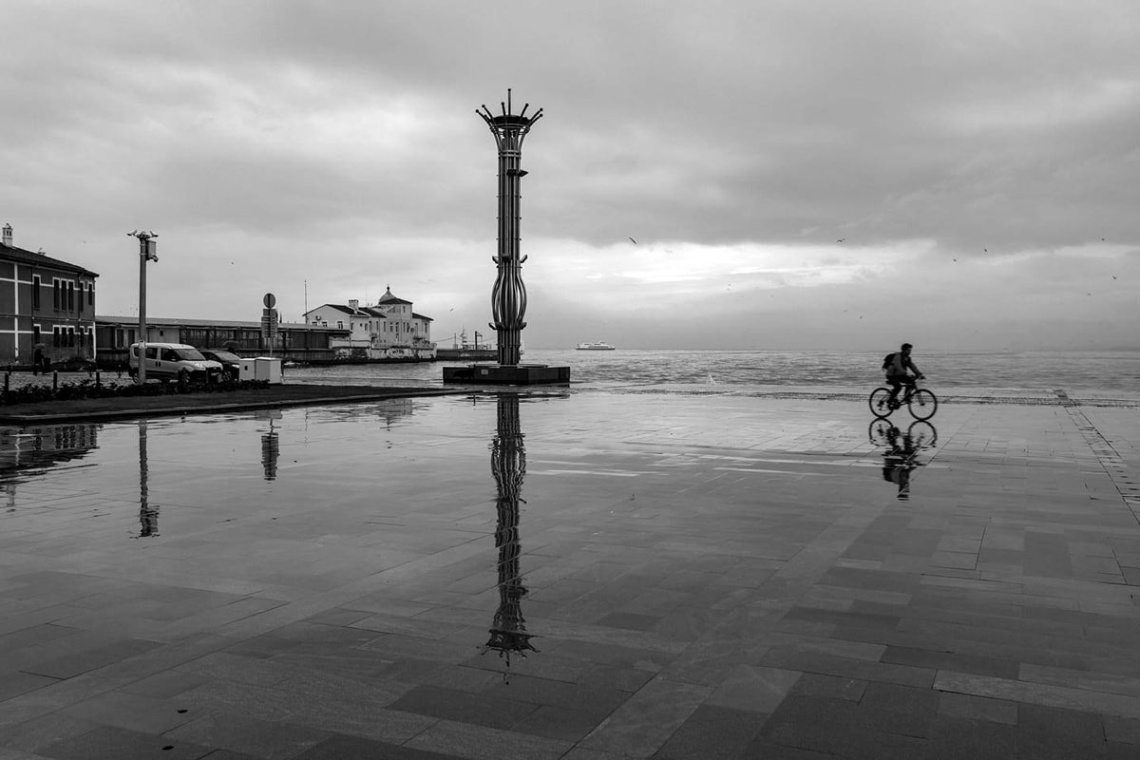 Bir Pasaport Sabahı.İzmir.