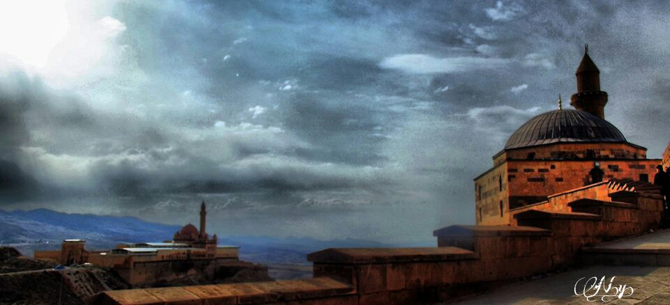 İshak Paşa Sarayı ve Eski Camii..