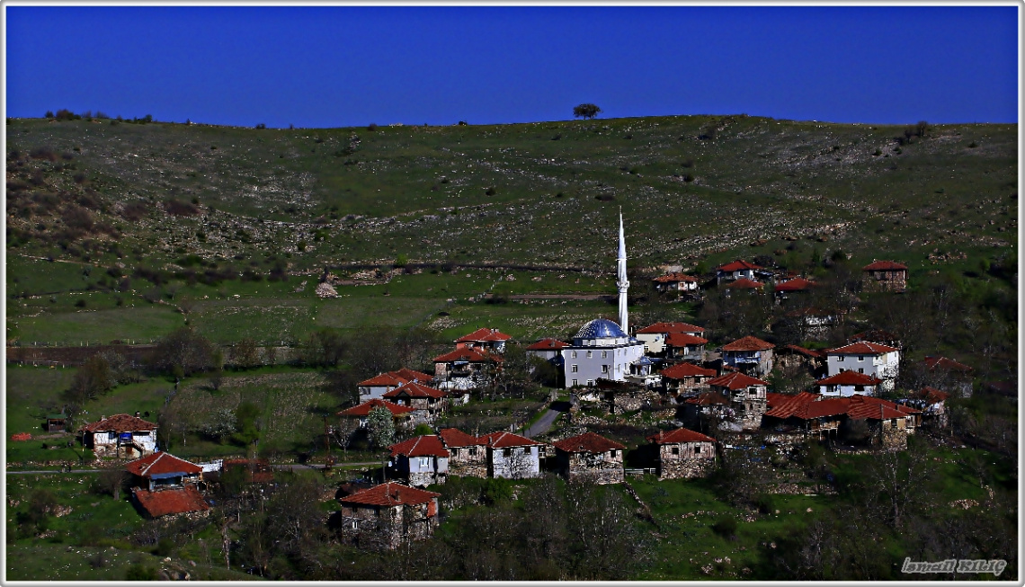 ORADA BİR KÖY VAR UZAKTA