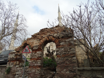 SULTANAHMEDİN GÖLGESİNDE HARABE