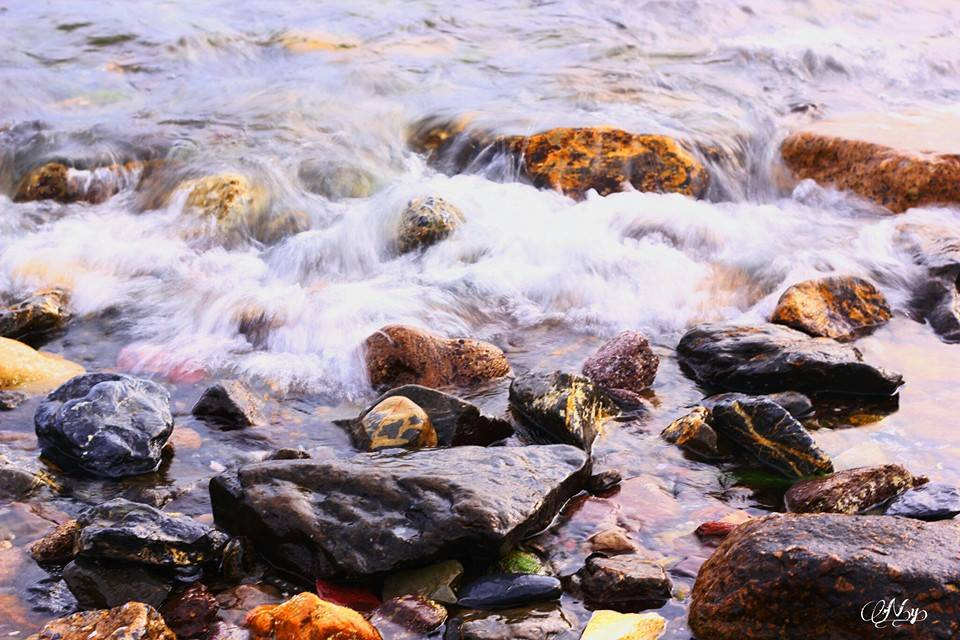 taşlar üzerinden usulca